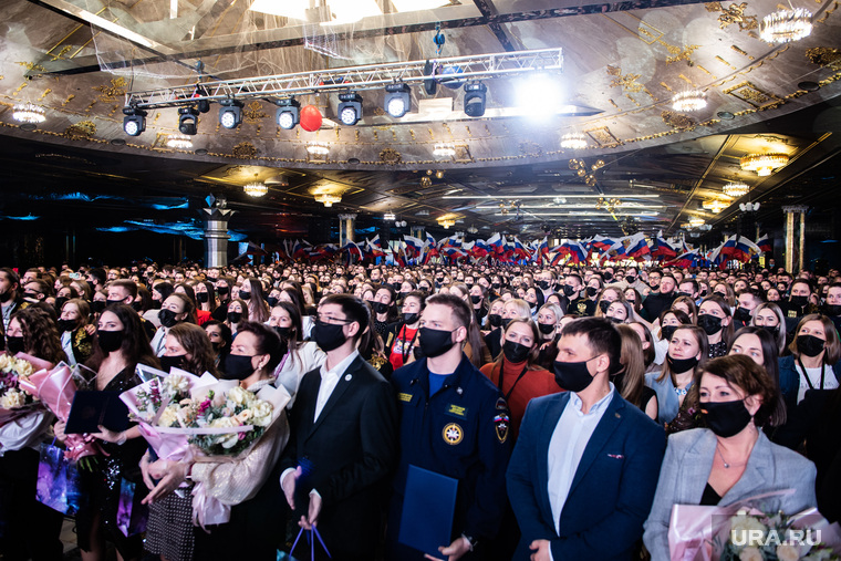 В большом зале «Сима-ленда» собрались несколько сотен человек