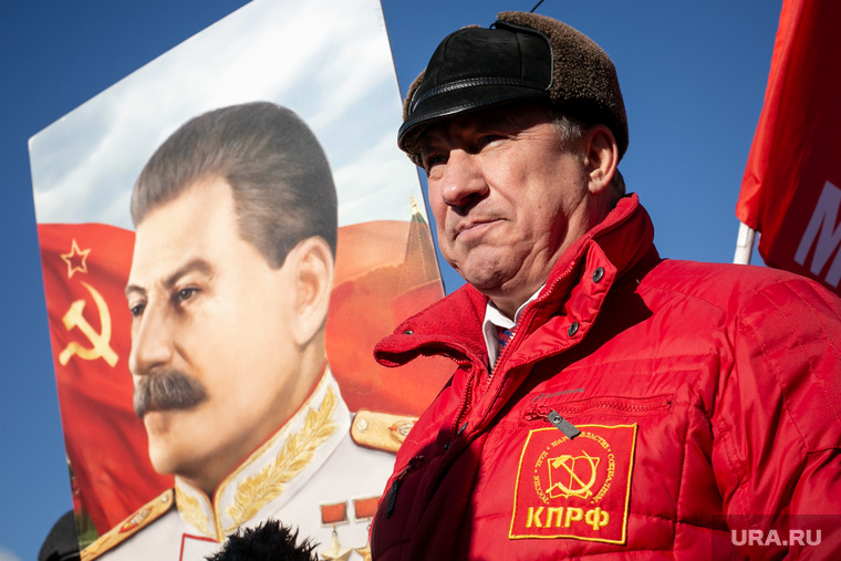 Коммунисты на Манежной площади, перед возложением цветов к могиле Сталина в годовщину его смерти. Москва, сталин, кпрф, рашкин валерий, митинг, коммунистическая партия, коммунисты, красные флаги