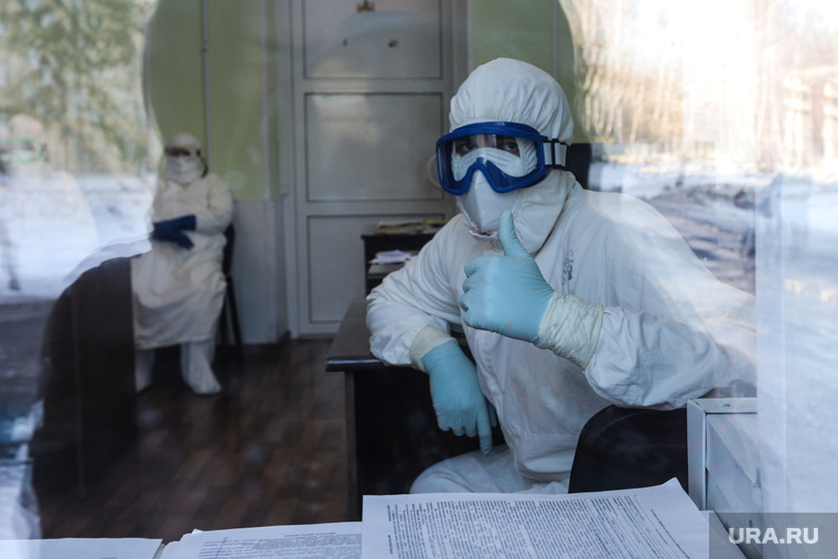 Сенатор Сергей Муратов вручает медикам второй горбольницы кислородные концентраты. Курган, защитный костюм, медики, здравоохранение, врач, медицина, средства защиты