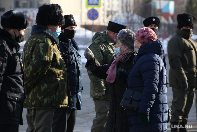 Несанкционированная акция в поддержку оппозиционера. Курган, пенсионерки, казаки, женщины, несанкционированная акция
