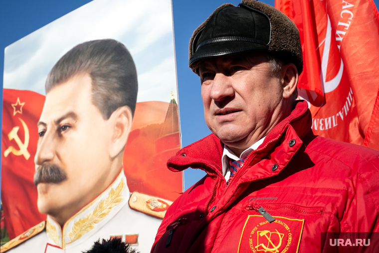 Коммунисты на Манежной площади, перед возложением цветов к могиле Сталина в годовщину его смерти. Москва, сталин, кпрф, рашкин валерий, митинг, коммунистическая партия, коммунисты, красные флаги