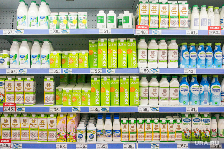 Продукты, овощи и фрукты. Тюмень, торговля, молочные продукты, молоко, магазин, витрина, прилавок, выкладка товара, пастеризованное молоко, раскладка продуктов