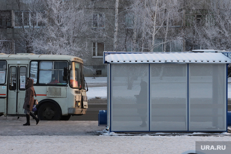 Остановочный павильон в 6 мер. поселка Заозерный. Курган, зима, автобусная остановка, автобус, пассажир, ожидание автобуса