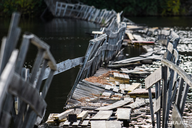 Мост через реку Сысерть. Свердловская область, поселок Луч, разрушенный мост, переправа через реку, старый мост, деревянный мост, аварийный мост