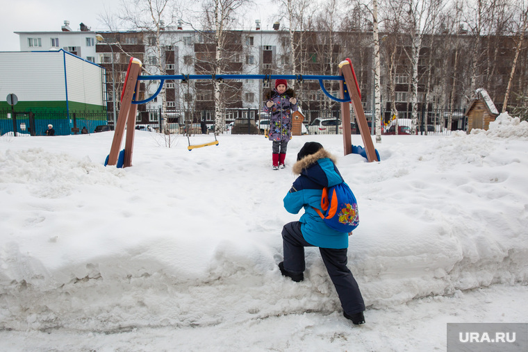 Субботник по уборке снега в детском саде "Родничок", при участии главы города Шувалова Вадима. Сургут, дети гуляют