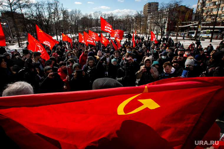 Митинг коммунистов на Пушкинской площади с участием депутатов от КПРФ. Москва, флаг ссср, кпрф, митинг, коммунисты, красные флаги