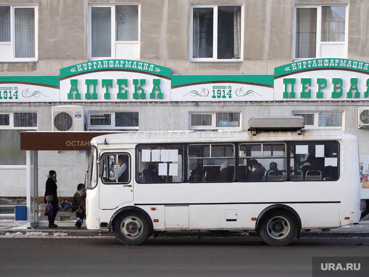 Автобусная остановка на улице Куйбышева. Курган, улица куйбышева, аптека, автобусная остановка, автобус