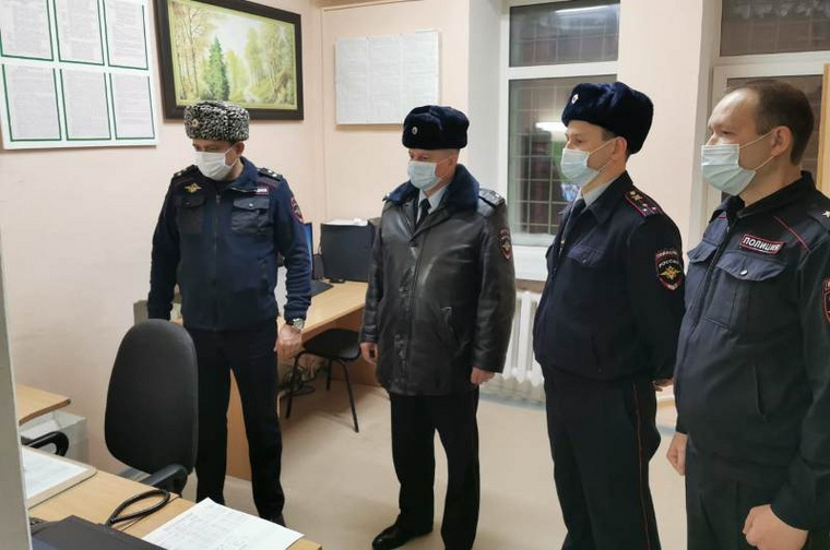 Глава УМВД ХМАО Дамир Сатретдинов (первый слева) уже начал объезжать подразделения полиции