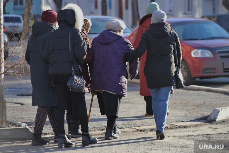 Приёмный покой в красной зоне городской больницы. Курган, пожилые люди, пенсионер с палочкой