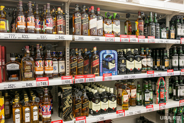 Продукты, овощи и фрукты. Тюмень, торговля, витрина, алкогольная продукция, прилавок, крепкие напитки, алкоголь, магазин