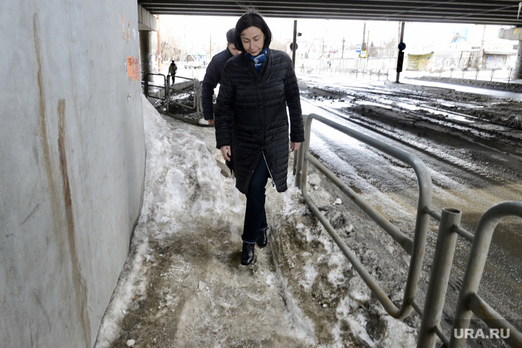 Наталья Котова на объезде районов города, контролирует уборку снега на дорогах и тротуарах. Челябинск, улица труда, котова наталья