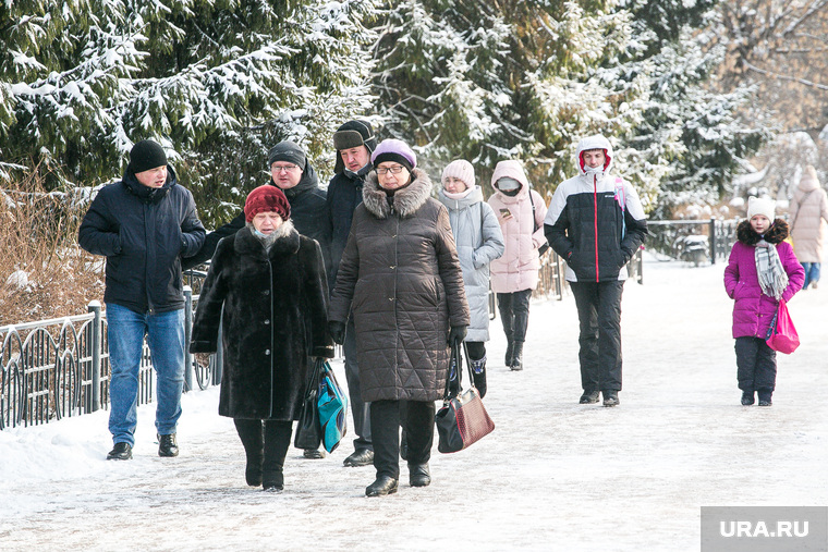 Виды города, зима. Тюмень, прохожие, бабушка, пешеходы, пенсионеры