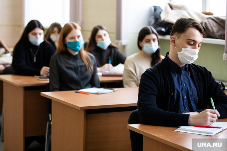 Первый учебный день в
Уральском федеральном университете (УрФУ) после карантинных мер. Екатеринбург, аудитория, урфу, учеба, студенты, масочный режим, учащиеся, лекции, очное обучение
