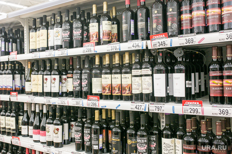 Продукты, овощи и фрукты. Тюмень, торговля, витрина, алкогольная продукция, прилавок, крепкие напитки, алкоголь, магазин, вино