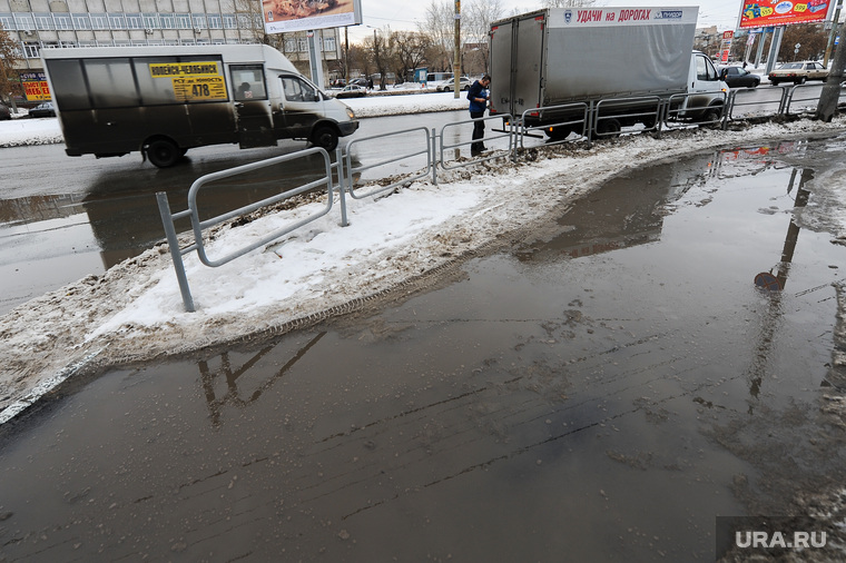 Оттепель после снегопада. Грязь. Слякоть. Челябинск, тротуар, снег, лужа, вода, оттепель
