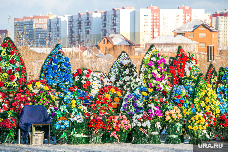 Похороны. Тюмень, венки, многоэтажки