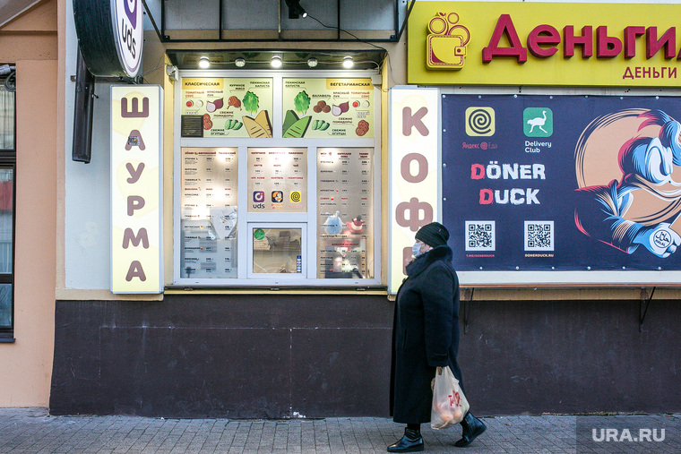 Люди в масках. Тюмень, пенсионерка, бабушка, пенсионеры, шаурма, прохожий в маске