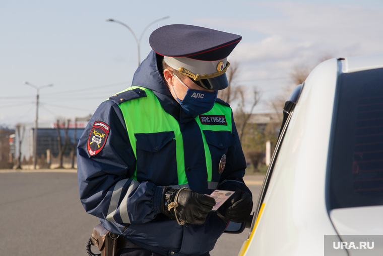 Проверка ГИБДД водителей на дорогах города. Магнитогорск, медицинская маска, проверка автомобиля, дпс