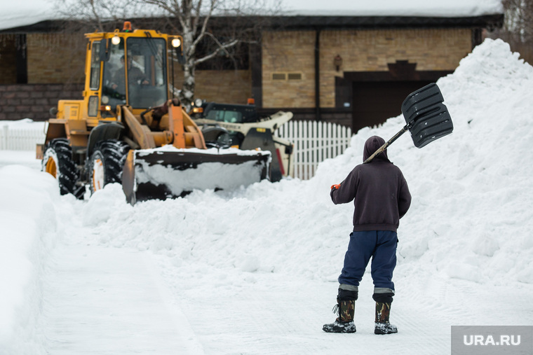 Уборка снега на территории коттеджного поселка «Березка». Сургут


, уборка снега, рабочий с лопатой