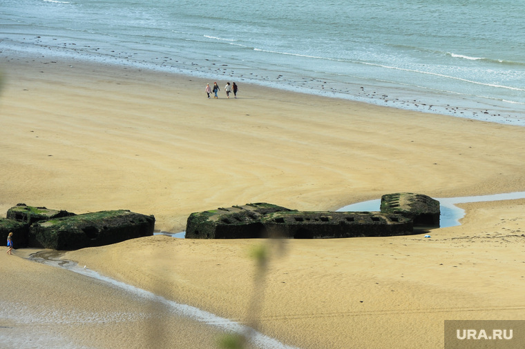 Прогулка по Нормандии. Франция, пляж, место высадки союзников во время второй мировой войны в городе аснель, пролив ла-манш