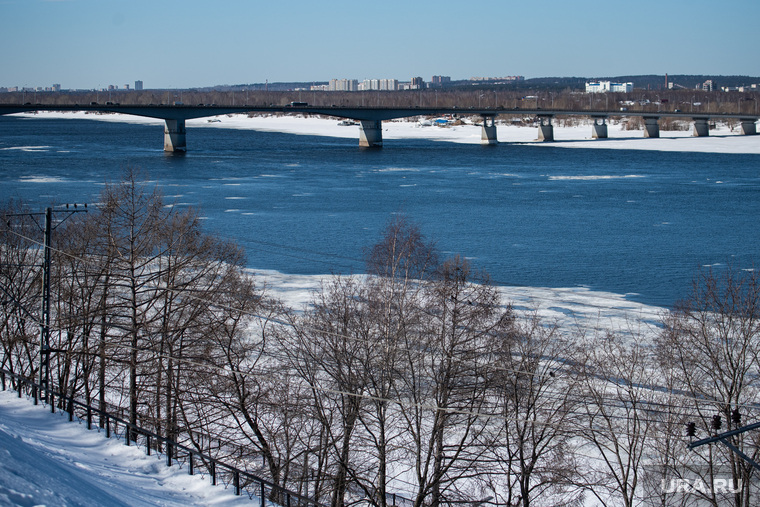 Виды города. Пермь, снег, набережная, зима, река кама, коммунальный мост