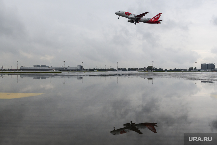 Подготовка рейса авиакомпании Red Wings Екатеринбург-Саратов. Екатеринбург, ред вингс, сухой суперджет, самолет, ssj100, sukhoi superjet100, авиакомпания red wings