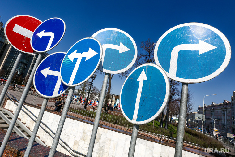 Дорожные знаки на Пушкинской площади. Москва, дорожные знаки, распутье