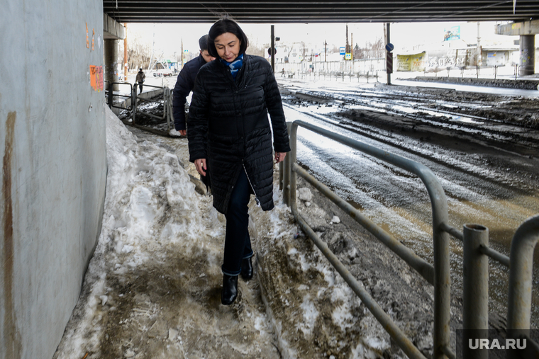 Наталья Котова на объезде районов города, контролирует уборку снега на дорогах и тротуарах. Челябинск, улица труда, котова наталья
