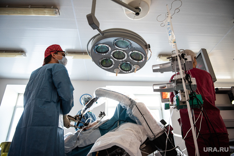 Хирургическая операция с помощью роботизированного ассистента в ГКБ №40. Екатернибург, операционная, операция, хирург, медицина, хирургическое отделение, клиника, врач, больница, операционный светильник