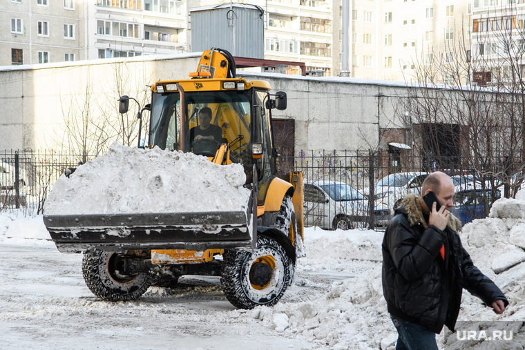 Виды Екатеринбурга, уборка снега, уборка двора, снежная зима