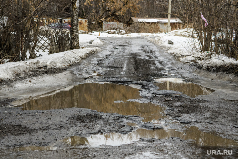 Виды Екатеринбурга, лужа, грязь в городе, яма на дороге, разбитая дорога