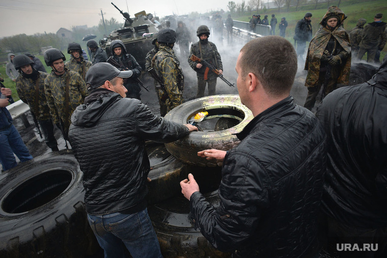 Гражданские блокируют военную технику между Краматорском и Славянском. Украина, баррикады, противостояние, блокирование военной техники, возведение, военые