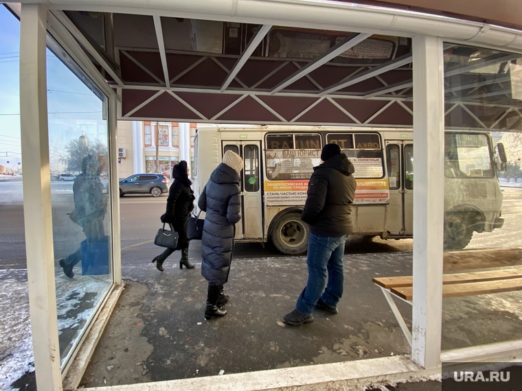 Автобусная остановка на улице Куйбышева. Курган, улица куйбышева, автобусная остановка, автобус, пассажиры автобуса