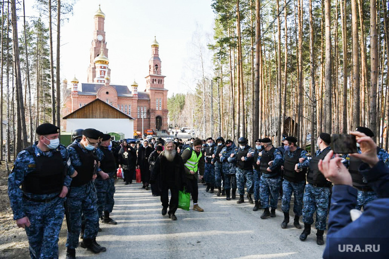 Спецоперация правоохранительных органов в Среднеуральском женском монастыре. Свердловская область, фссп, полиция, монахини, росгвардия, среднеуральский женский монастырь, зачистка