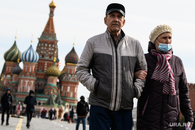 Виды Москвы, храм василия блаженного, прогулка, пожилая пара, город москва, пенсионеры на прогулке, красная площадь, туристы, туризм, маска на лицо, масочный режим, одноразовая маска