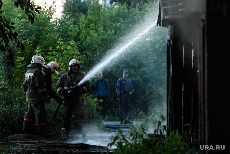 Пожар в деревянном доме по улице 8 марта. Екатеринбург, мчс, струя воды, огонь, тушение пожара