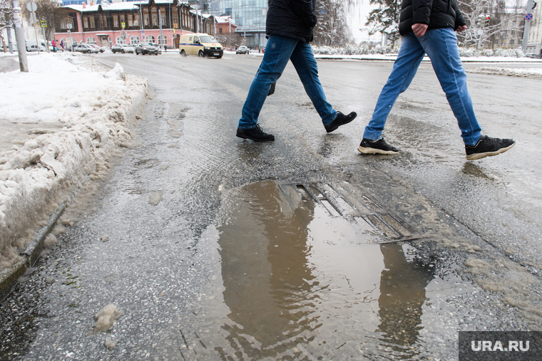 Уборка города после снегопада. Екатеринбург, лужа, ливневая канализация, мокрый снег, пешеходы