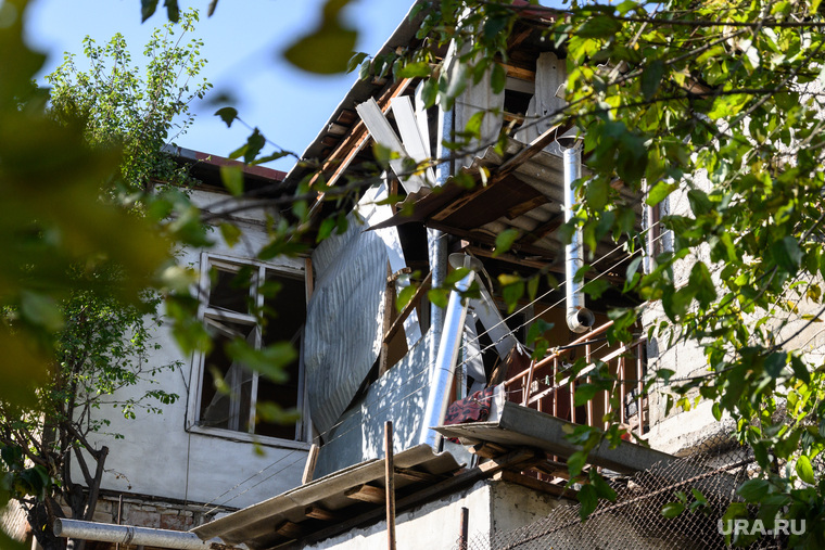Последствия ночного обстрела Степанакерта. Нагорный Карабах, частный дом, частный сектор, последствия обстрела