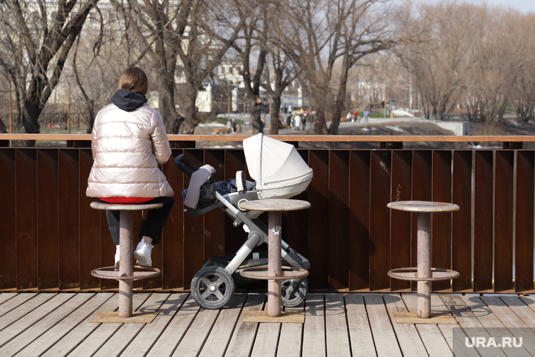 Весенний репортаж с улиц. Екатеринбург, коляска детская, мама с коляской