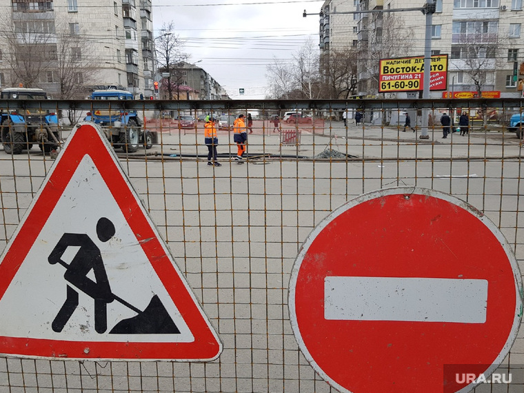 Провал дорожного покрытия на перекрестке ул. Гоголя-Пролетарская. Курган, дорожные работы, дорожные знаки, проезд закрыт, ремонт дороги, ограждение