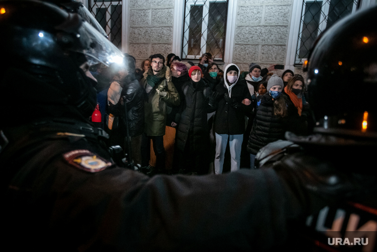 Ночное шествие оппозиции в центре города. Москва, задержание активистов, митинг, полиция, росгвардия, несанкционированная акция, навальнинг, студенты, винтилово, омон, хапун, сцепка