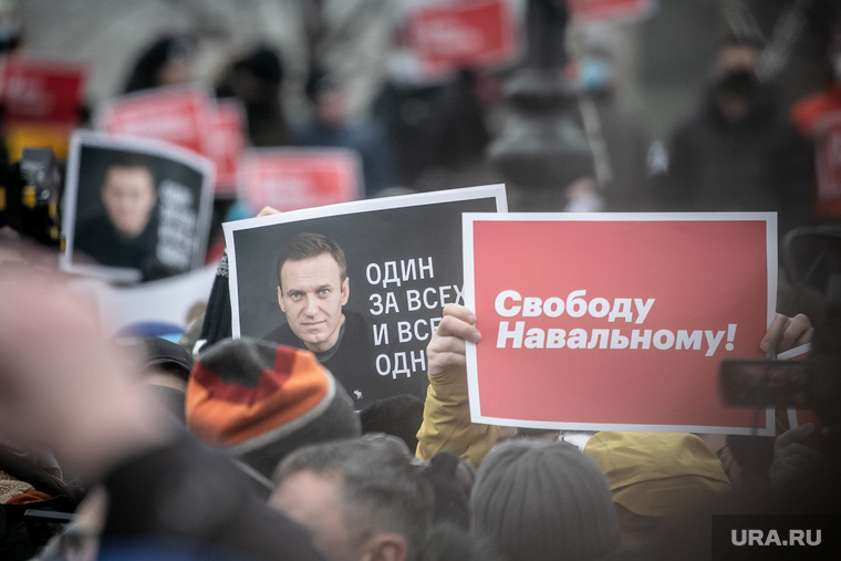 Несанкционированный митинг оппозиции в поддержку Алексея Навального. Москва, протестующие, демонстранты, протест, несанкционированная акция, свободу навальному, плакат, один за всех и все за одного