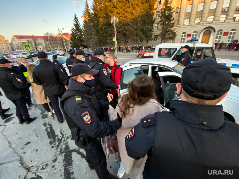 Несанкционированная акция сторонников оппозиционера Алексея Навального. Курган, задержание актививстов, задеражние