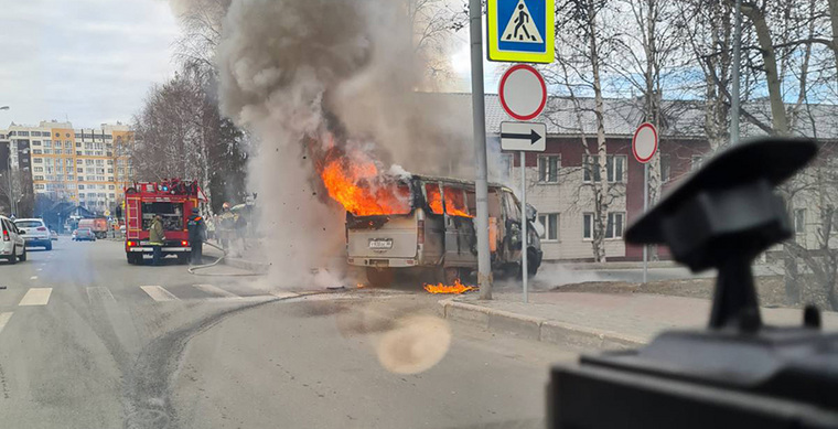В Ханты-Мансийске загорелся автомобиль «Соболь»