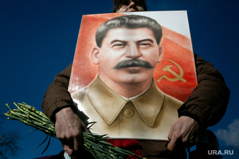 Коммунисты на Манежной площади, перед возложением цветов к могиле Сталина в годовщину его смерти. Москва, сталин, кпрф, митинг, коммунистическая партия, коммунисты