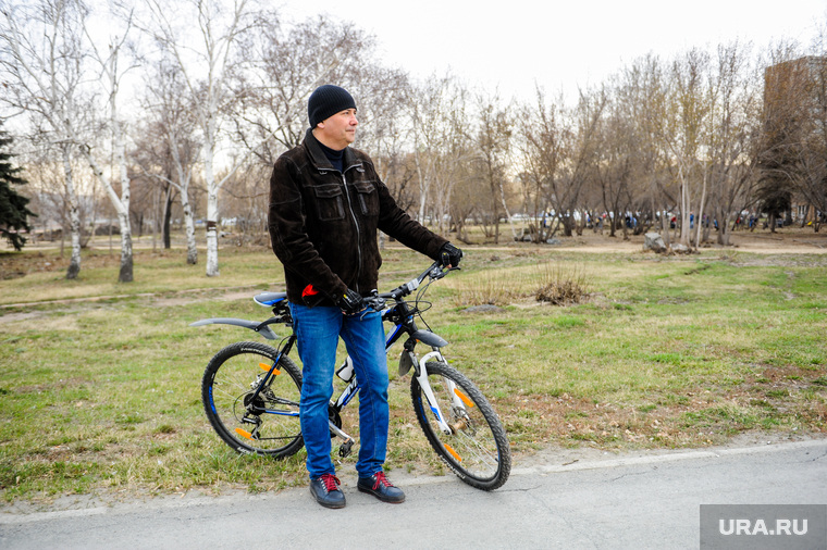 Глава Центрального района Виктор Ереклинцев на велосипеде объезжает территорию, чтобы проверить ход субботников