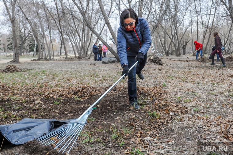 Наталья Котова на городском субботнике. Челябинск, уборка территории, субботник, котова наталья