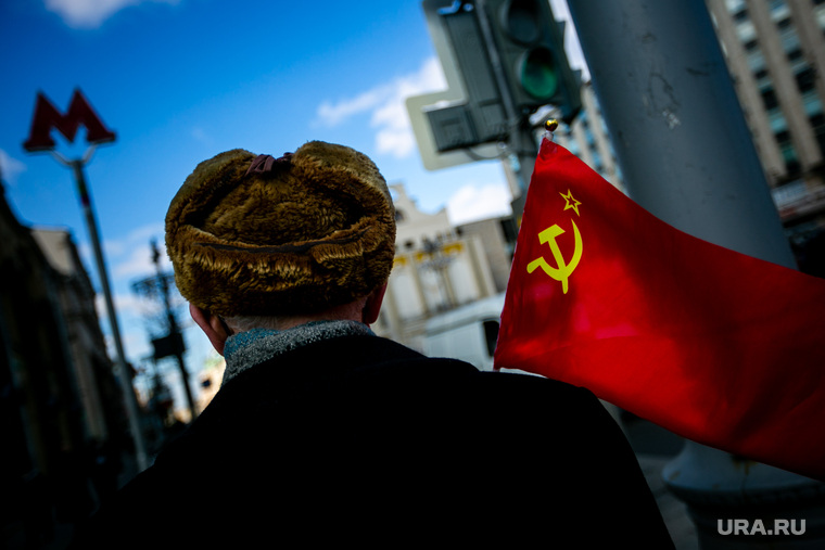 Митинг коммунистов на Пушкинской площади с участием депутатов от КПРФ. Москва, флаг ссср, кпрф, митинг, коммунисты, красные флаги