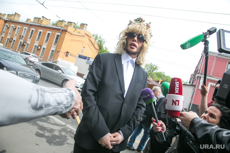 Шоумен и парикмахер Сергей Зверев в Тверском районном суде г. Москвы. Москва, зверев сергей, человек в короне