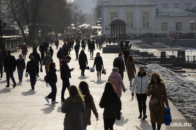 Весенний репортаж с улиц. Екатеринбург, плотинка, люди на плотинке, люди гуляют на плотинке
